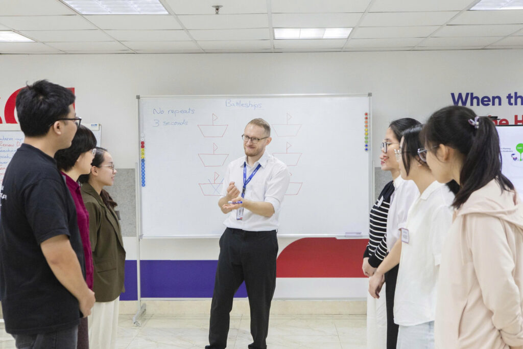 hình ảnh trainer tổ chức hoạt động TESOL