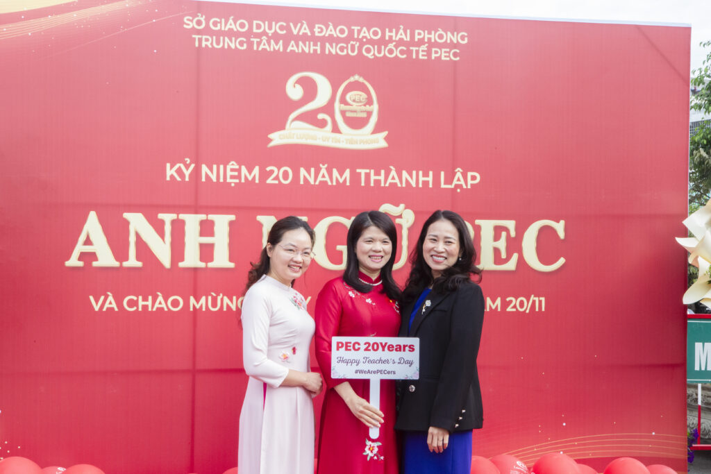 Hình ảnh CEO của Educap và đại diện trung tâm Anh Ngữ PEC tại buổi ký kết hợp tác