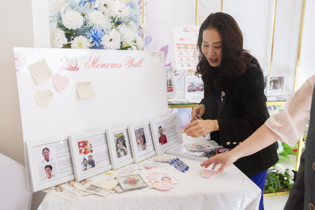 CEO Educap, chị Huyền ở góc Memories Wall trưng bày tại tại buổi ký kết hợp tác