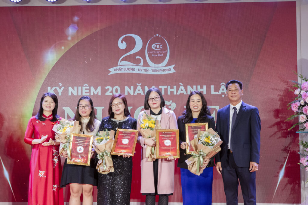 Khoảng trao kỷ niệm chương ở buổi ký kết hợp tác của Educap và PEC.