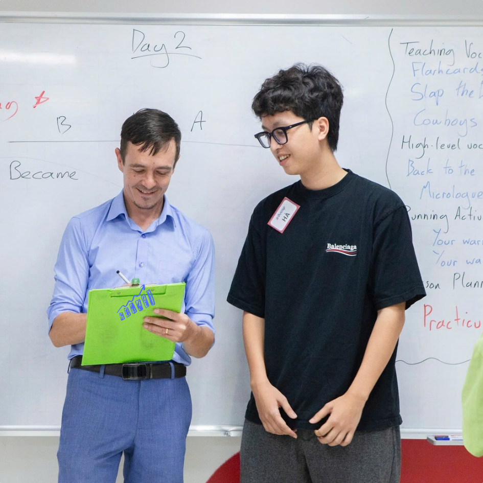 Hình ảnh Trí Hà trong lớp TESOL tại Hà Nội cùng trainer Jimmy Copley.