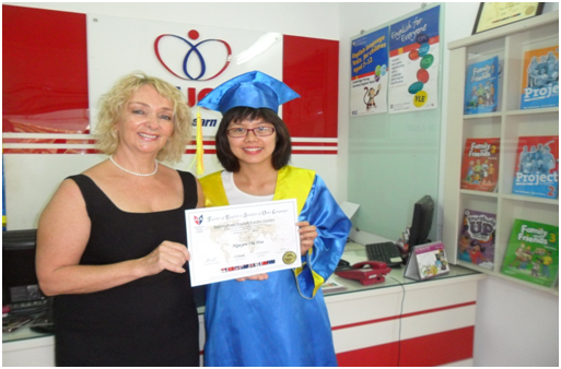 Ms. Hoa nhận chứng chỉ TESOL – dấu mốc khởi đầu hành trình học TESOL để trở thành giáo viên tiếng Anh